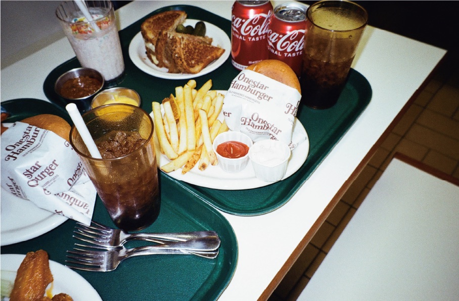 A tray of fries and drinks